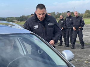 Šéfe mám skvělý nápad. Proaktivní strážník zařídil kolegům z celého kraje cvičení na letišti