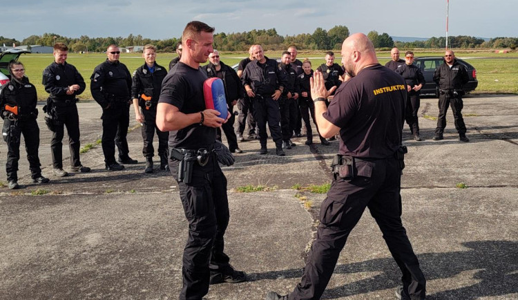 Šéfe mám skvělý nápad. Proaktivní strážník zařídil kolegům z celého kraje cvičení na letišti