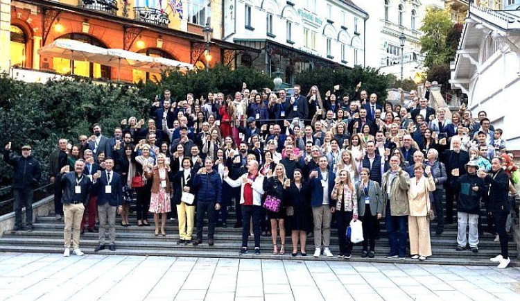 Máme nový český rekord, chlubí se Karlovy Vary. Nejvíce lidí najednou srkalo pramen