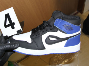 Pár z Karlovarska šil padělky značkové obuvi a prodával nelegální cigarety