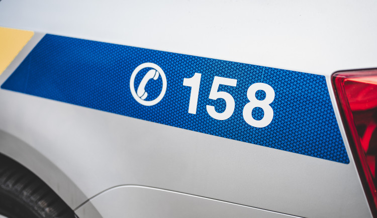 Při nehodě sanitky a auta v Ostrově se zranili tři lidé. Na místo letěl vrtulník