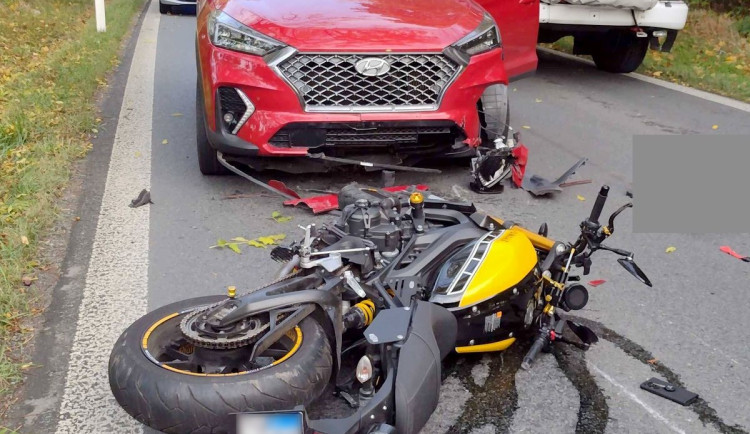 Motorkář nepřežil střet s osobním autem, doprava na frekventované silnice byla zcela uzavřena