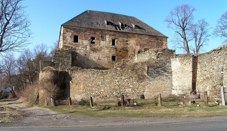 Dobrovolníci v Toužimi postupně oživují zámek, který roky chátrá