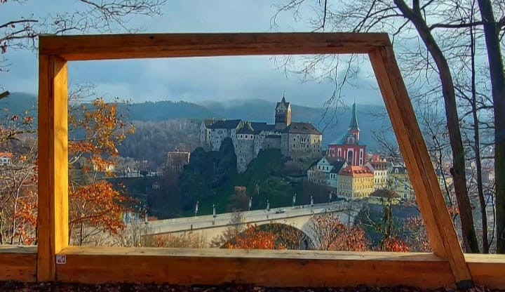 Cenu Karlovarské kraje za ochranu přírody získal Loket za obnovu třešňového sadu