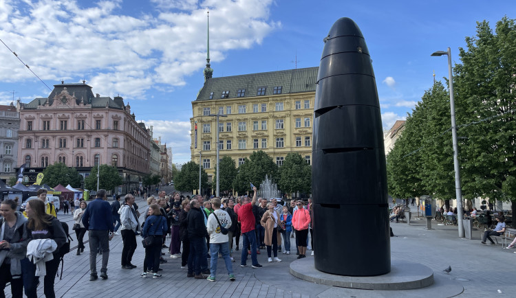 Lidé v Brně stále touží po skleněných koulích. Brněnský orloj jich rozdal už deset tisíc