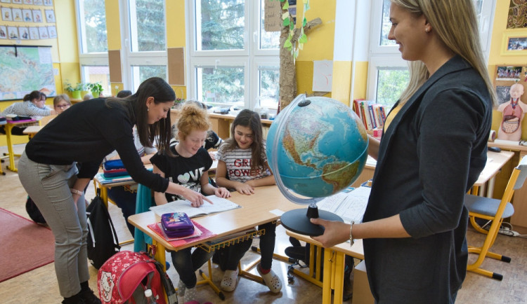 Nově nastupující kvalifikované učitele v Karlovarském kraji podpoří dotace z ministerstva, resort vyčlenil 45 milionů