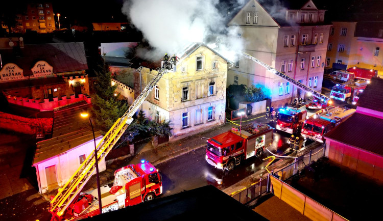 FOTO: Mrtvého člověka našli hasiči uvnitř vyhořelého obytného domu, dalších pět obyvatel museli evakuovat