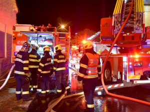 Mrtvého člověka našli hasiči uvnitř vyhořelého obytného domu, dalších pět obyvatel museli evakuovat