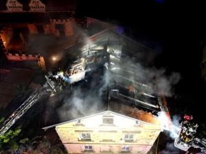 Mrtvého člověka našli hasiči uvnitř vyhořelého obytného domu, dalších pět obyvatel museli evakuovat