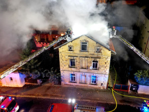 Mrtvého člověka našli hasiči uvnitř vyhořelého obytného domu, dalších pět obyvatel museli evakuovat