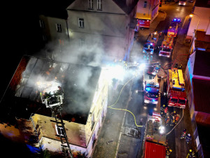 Mrtvého člověka našli hasiči uvnitř vyhořelého obytného domu, dalších pět obyvatel museli evakuovat
