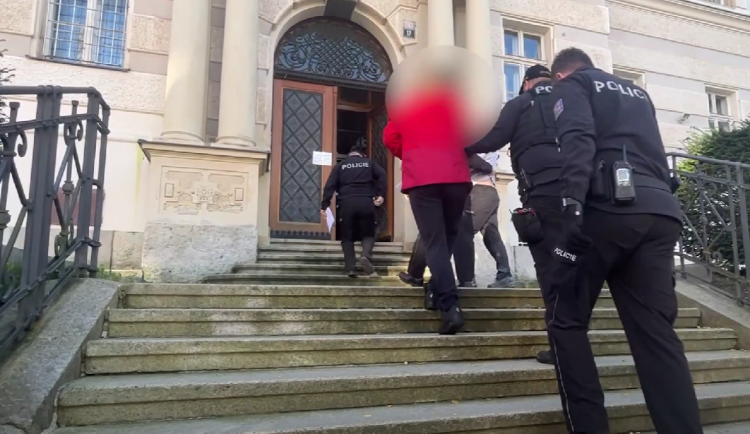 VIDEO: Sourozenci založili rodinný podnik s prodejem heroinu a pervitinu, drogy poslali i známému do vězení