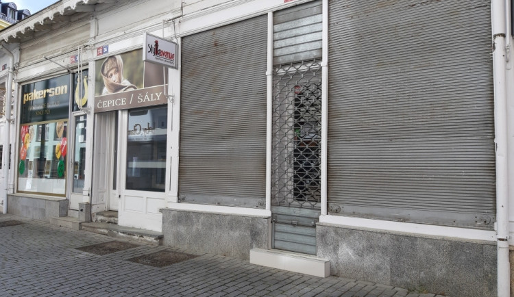 Karlovarské tržní krámky mají po koronavirové krizi znovu nájemce, chystá se i jejich rekonstrukce