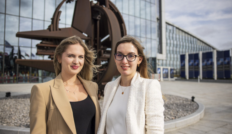 Češky bodují v NATO. Jedna je spoluautorkou videohitu, druhá se věnuje AI