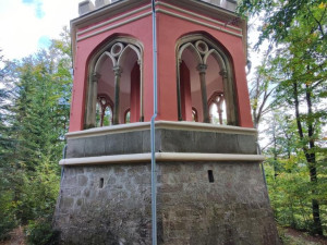 Oblíbená vyhlídka Karla IV. v karlovarských lázeňských lesích prošla druhou etapou oprav