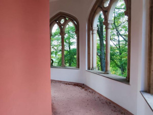 Oblíbená vyhlídka Karla IV. v karlovarských lázeňských lesích prošla druhou etapou oprav