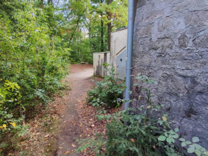 Oblíbená vyhlídka Karla IV. v karlovarských lázeňských lesích prošla druhou etapou oprav