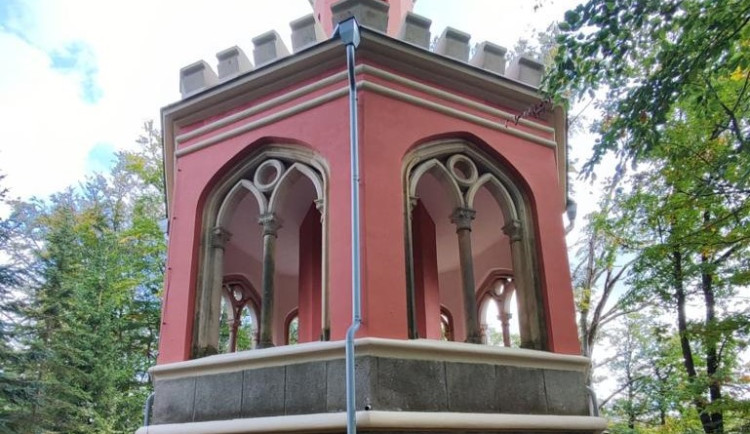 Oblíbená vyhlídka Karla IV. v karlovarských lázeňských lesích prošla druhou etapou oprav