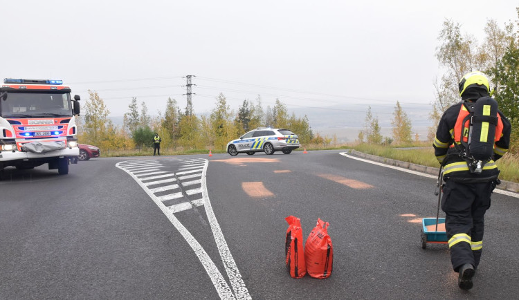 Hasiči likvidovali následky úniku chemické látky na vozovku