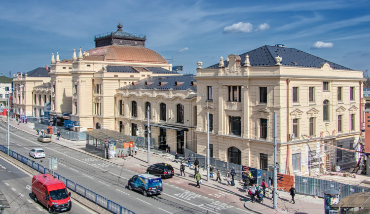 Pod nádražím v Českých Budějovicích postavili sarkofág. Konec rekonstrukce se blíží