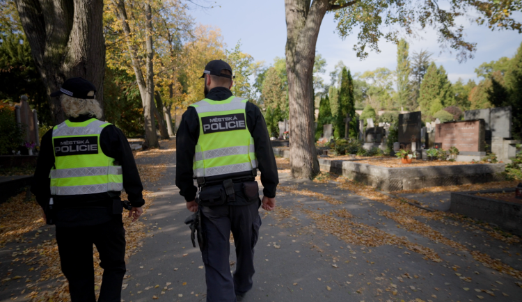 Strážníci v Brně vyrazí se psy na hřbitovy, aby pohlídali věnce