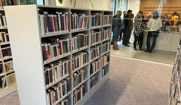 Chodov se raduje z nové knihovny. Na otevíračku přišly davy