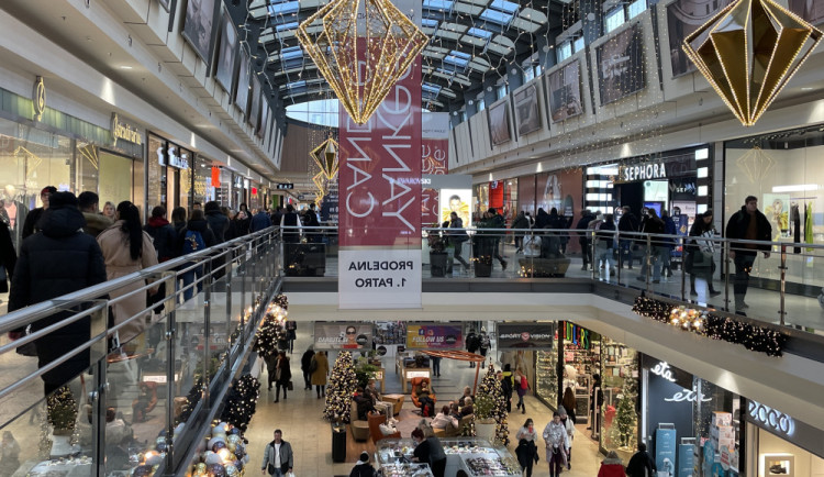 Češi valí do obchoďáků. Za vánoční dárky utratí přes deset tisíc korun