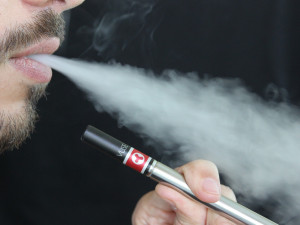 Část mladých uživatelů e-cigaret neví, že obsahují nikotin, zjistil průzkum