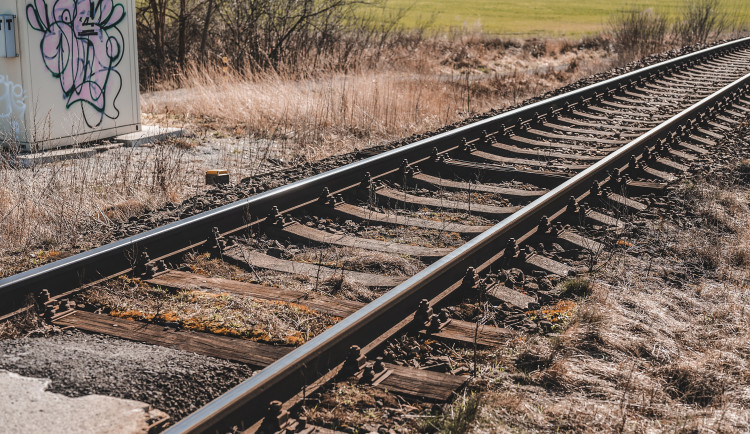 Vlak najel na kameny. Někdo je položil na železnici mezi Prahou a Českými Budějovicemi