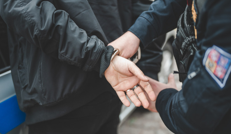 Opilý muž napadl několik lidí, vyhrožoval i policistům. Skončil ve vazbě