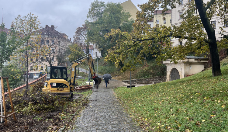 Do brněnského parku pod Petrovem se nastěhovali dělníci, aby opravili nestabilní zídku