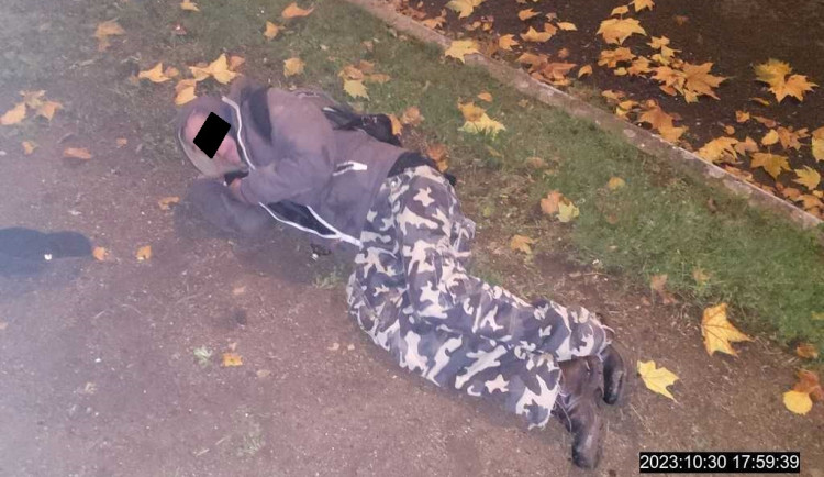 Výjezdy městské policie k opilcům. Povalují se na zemi