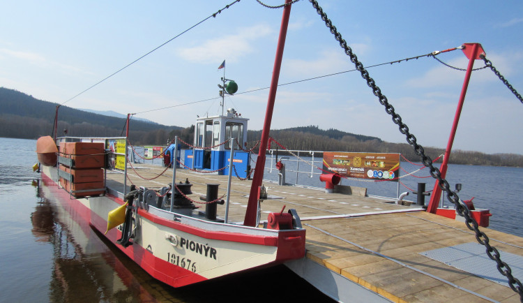 Na Lipně funguje poslední přívoz. Letos se přes přehradu plavila i Porsche