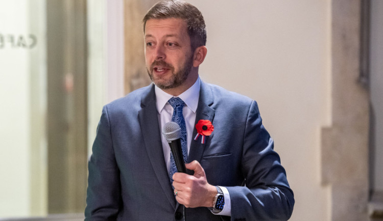 Pošta se musí změnit a poskytovat takové služby, které lidi využijí. Sám je nevyužívám, říká ministr vnitra Vít Rakušan.