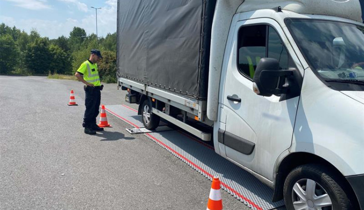 Celníci při kontrolním vážení odhalili 30 případů přetížených vozidel. Dopravcům udělili pokuty za 250 tisíc