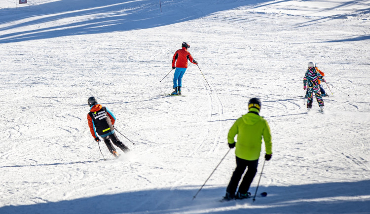 Ceny skipasů ve Skiareálu Lipno zůstávají stejné. Na rodiny čeká řada novinek