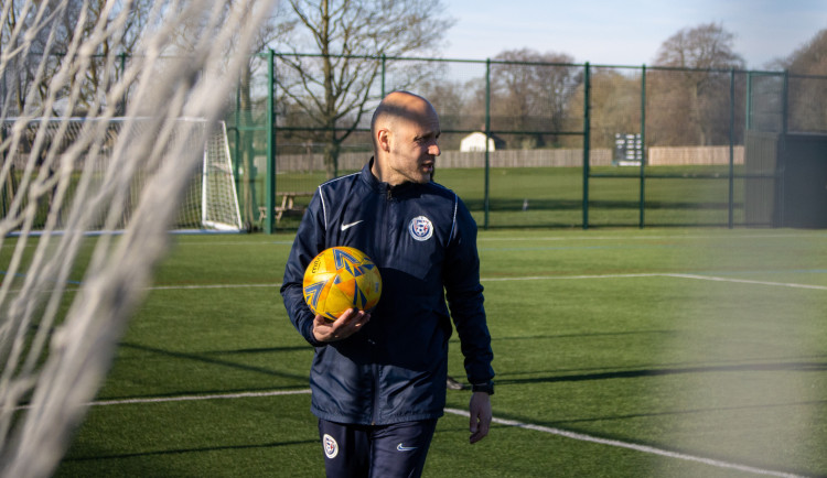 Prodával sportovní vybavení, teď trénuje v Anglii fotbalové brankáře. Splněný sen, říká Korbel