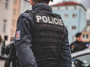 Policisté obvinili ženu z Karlovarska, podle nich pobodala svého druha