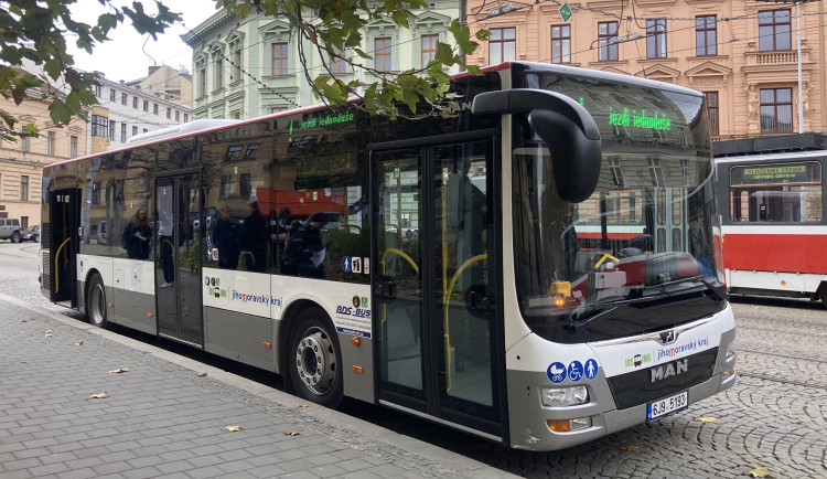 Lidé na jižní Moravě se rozloučí s předplatními papírovými jízdenkami. Vymění je za elektronické