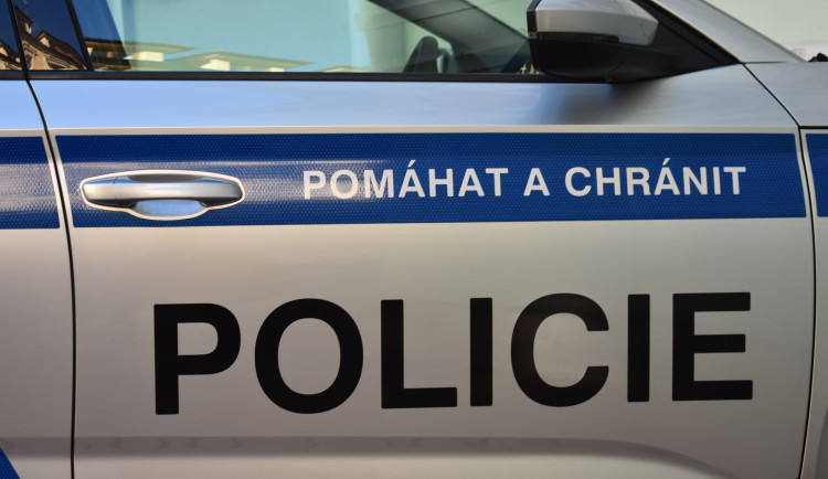 U Bošova na Karlovarsku se srazila tři auta, silnice je uzavřena