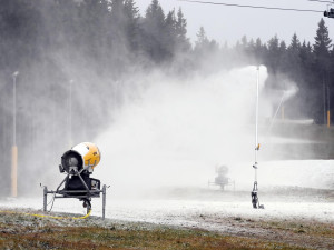 Klínovec začal s přípravou na lyžařskou sezonu. Zasněžuje sjezdovky