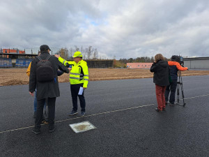 V Karlových Varech mají hotovou hrubou stavbu atletického stadionu. Dělníci si nyní dají pauzu