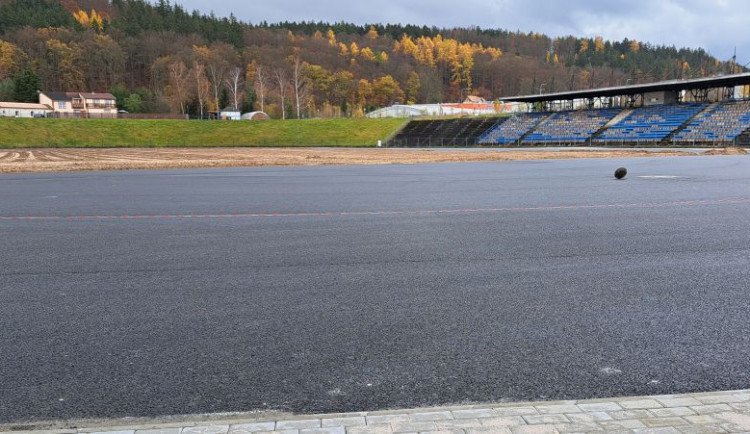 V Karlových Varech mají hotovu hrubou stavbu atletického stadionu. Dělníci si nyní dají pauzu
