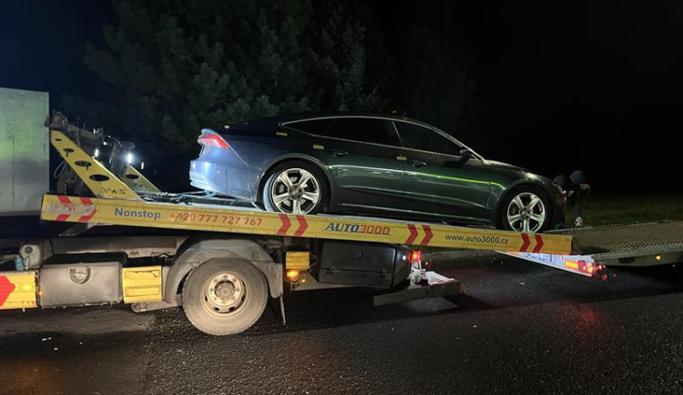 Cizinec měl smůlu. Audi A7, které převážel na přívěsu přes hranici, bylo v policejním pátrání