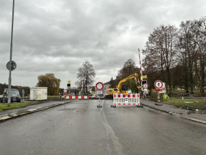 Z důvodu uzavírky železničního přejezdu v Tuhnicích může kolabovat doprava v Karlových Varech