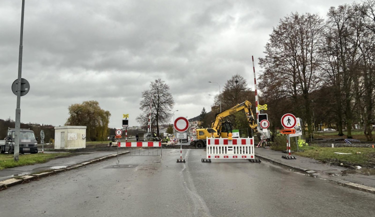 Až do úterý 28. listopadu zůstane z důvodů oprav uzavřený železniční přejezd v karlovarských Tuhnicích