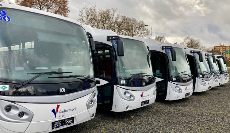 Karlovarský kraj představil autobusy, které od ledna zajistí meziměstské spoje