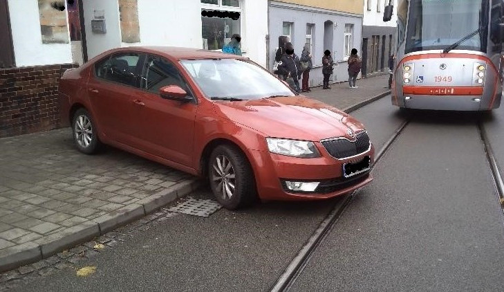 Řidička v Brně nezatáhla ručku. Autem zablokovala šalinu