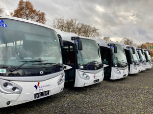 Karlovarský kraj představil autobusy, které od ledna zajistí meziměstské spoje