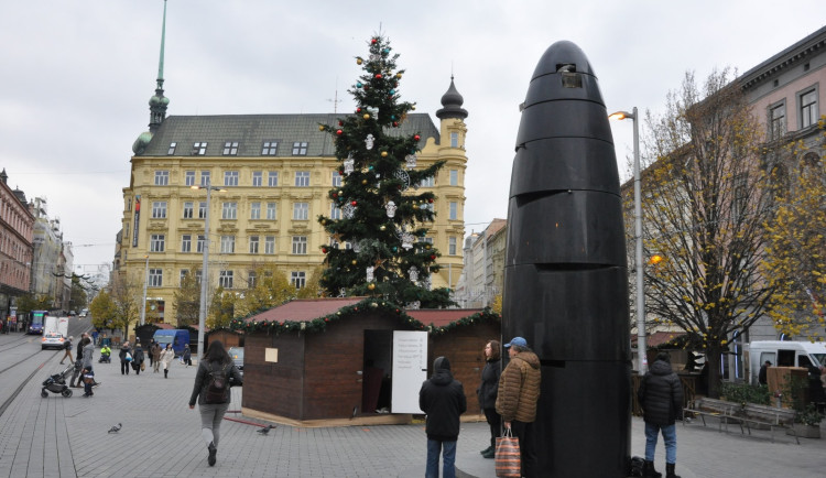 Brněnský orloj opět rozdá vánoční koule. Některé budou svítit